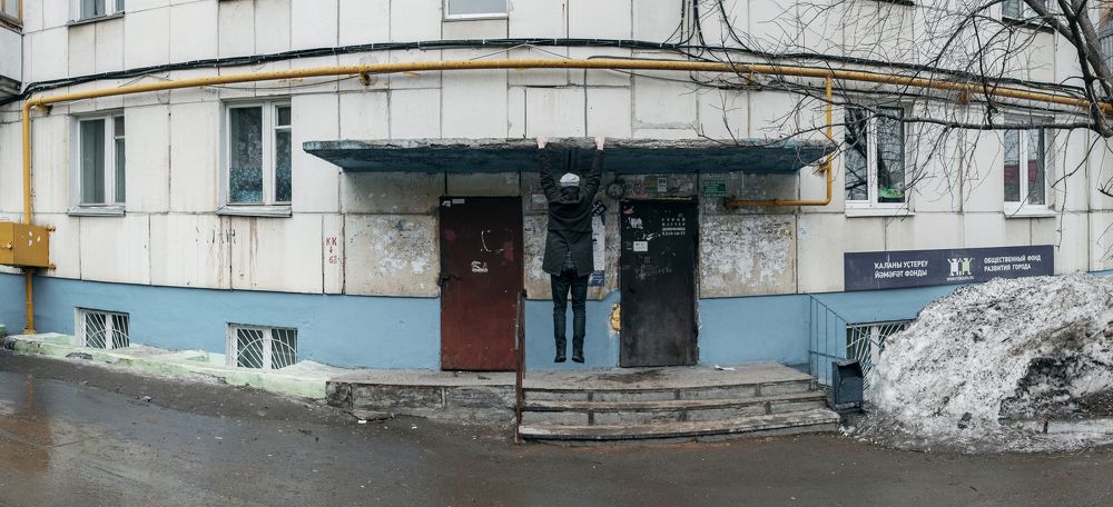 И второй дом, который практически не оставил воспоминаний в моем детстве, кроме каки-то мутных картинок на кухне с голубой плиткой на стенах и белым холодильником "Полюс".