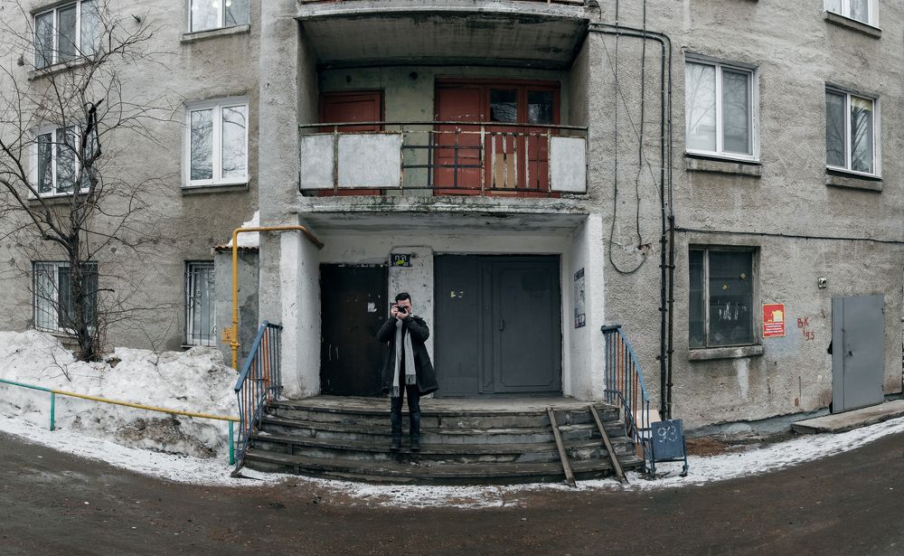 В тот 2012 год я только купил камеру. И сейчас уже не помню по какой причине стал снимать однушку на Спортивной со своей подругой-лесбиянкой. Это было странное время, она ходила по дому в одних трусах, а вечерами к нам приходили гости. А еще у меня тогда практически не было свободных денег, но я практически каждый вечер покупал домой Вагон Виллс (они тогда впервые года с 1996го вновь поступили в продажу в России). Хоть далеко не все было гладко, но мне очень приятно вспоминать то время.