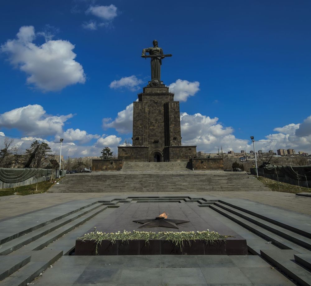 Парк Победы Ахтанак и монумент "Мать-Армения".