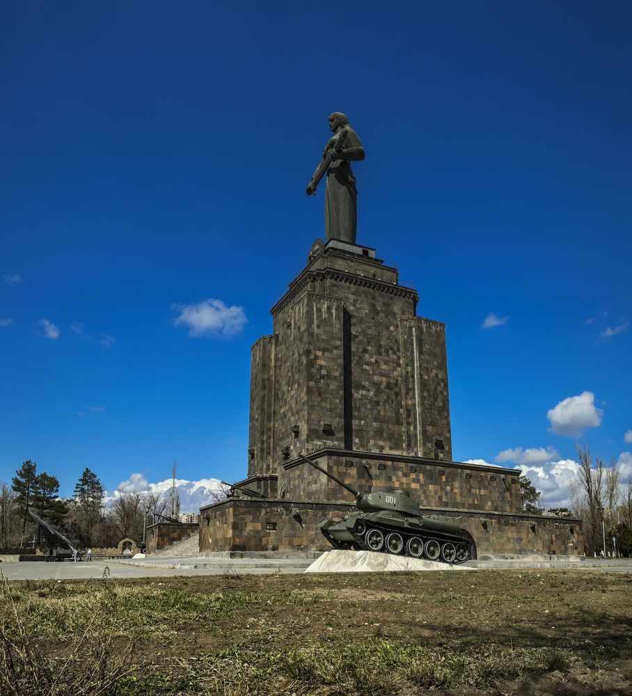 Парк Победы Ахтанак и монумент "Мать-Армения".