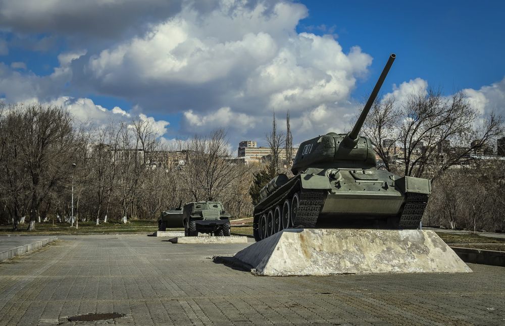 Парк Победы Ахтанак и монумент "Мать-Армения".