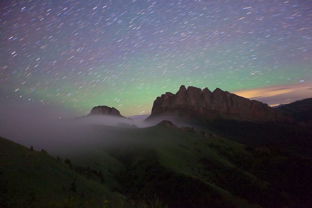 Туман перетекает через хребет