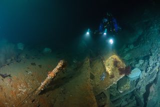 Остатки рубки подводной лодки. Подо льдом.
