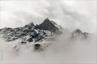 Парящая обитель Шивы. Фото не является чёрно-белым, природа сама решила убрать цвет:)