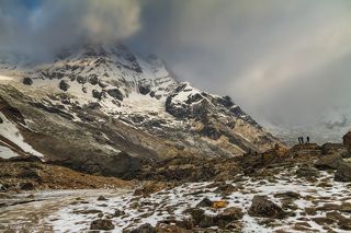 Под небесными спецэффектами. На заднем плане - Аннапурна Южная (7219 м)...