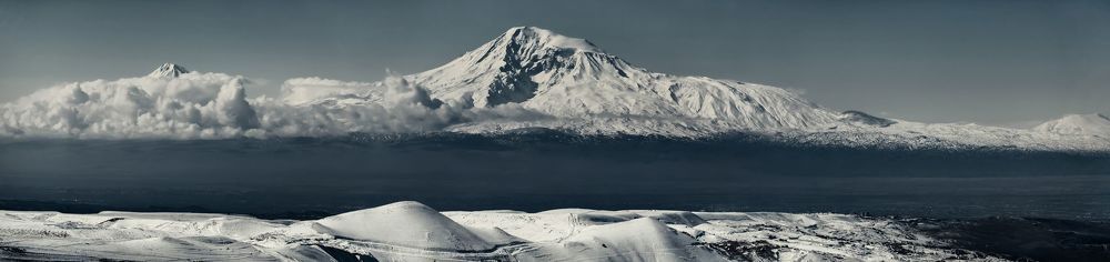 Величественная гора Арарат.