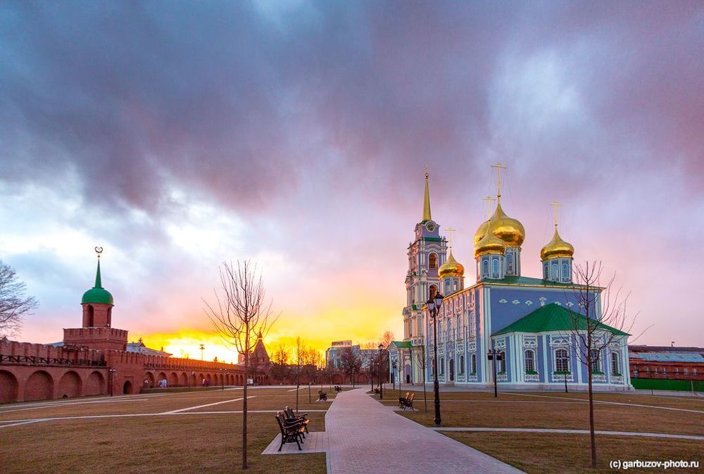Солнце уходит за стену