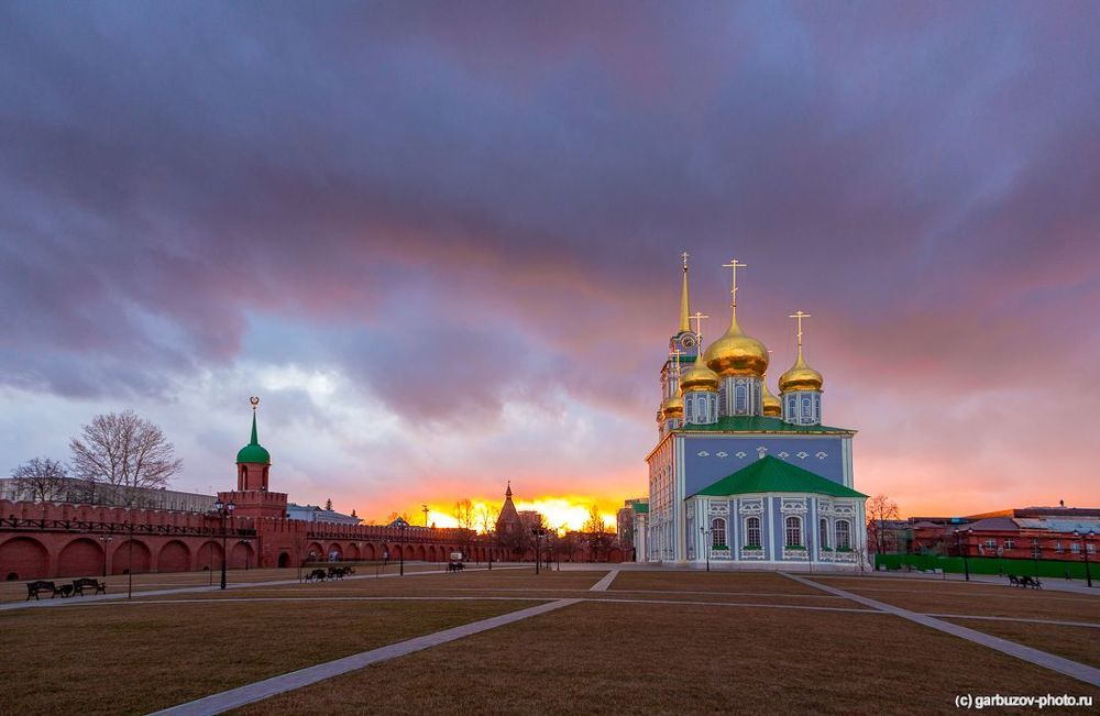 Солнце уходит за стену