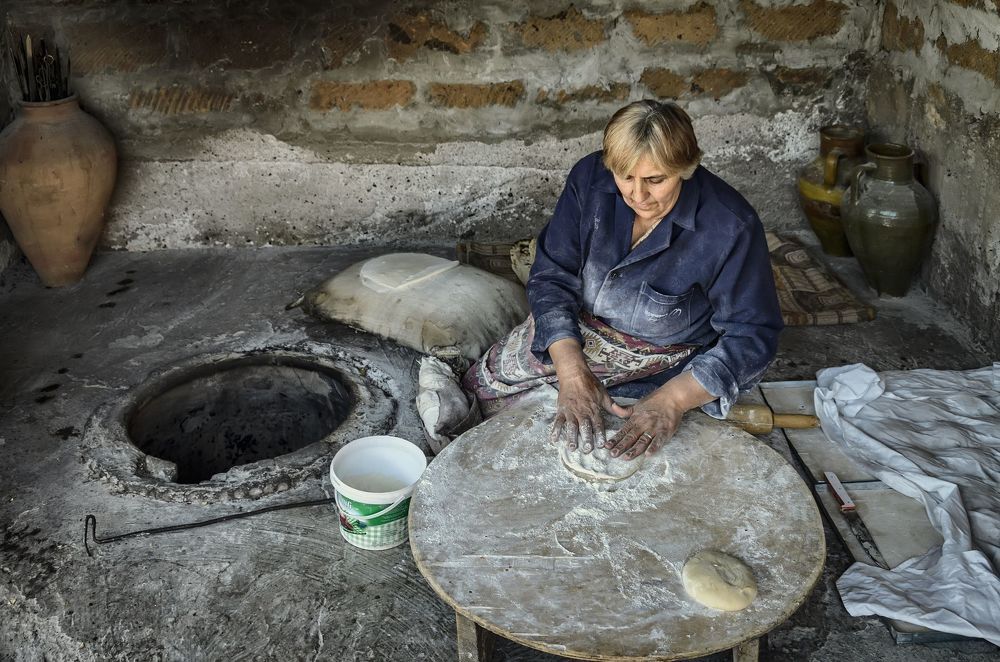Бабушка Цахик печёт лаваш.