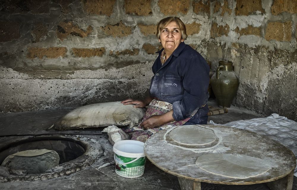 Бабушка Цахик печёт лаваш.