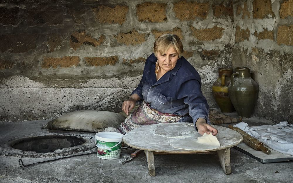 Бабушка Цахик печёт лаваш.