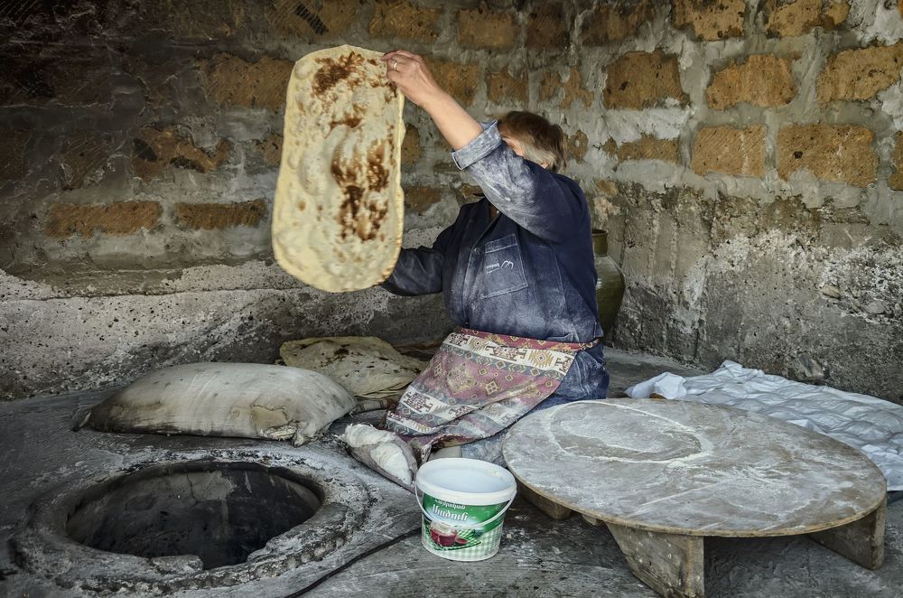 Бабушка Цахик печёт лаваш.