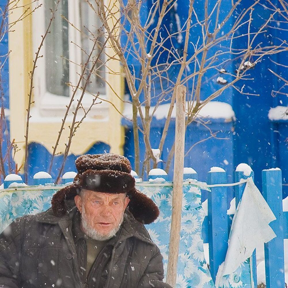 В думах о былом... Перерыв во время чистки снега.