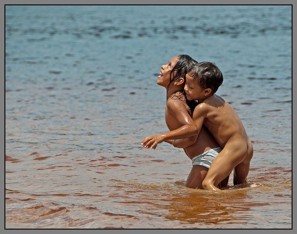 Снято в Венесуэле, в индейской деревуше - КАНА́ЙМА (Canaima), одноименный нац. парк создан в 1962 г. на пл. ок 30 тыс. км&sup2; для охраны горных (до 3000 м) ландшафтов в окрестностях крупных водопадов, в т.ч. самого высокого в мире вдп. Анхель. Саванны, вечнозелёные и галерейные горные леса. Исключительно высокое разнообразие растений, в т. ч. орхидных.