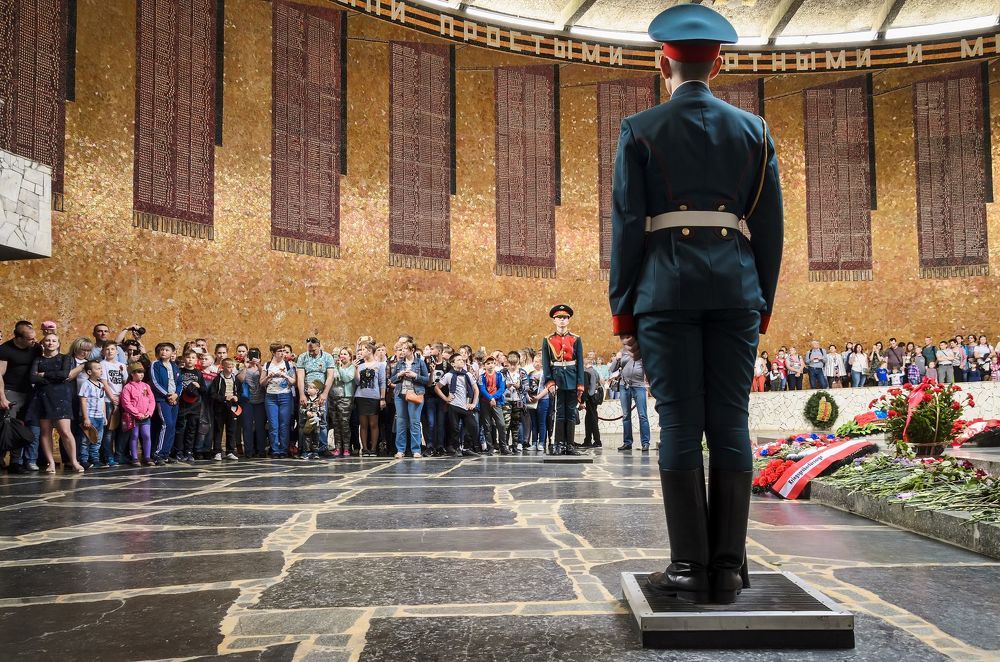 СМЕНА ПОЧЁТНОГО КАРАУЛА В ЗАЛЕ ВОИНСКОЙ СЛАВЫ.
