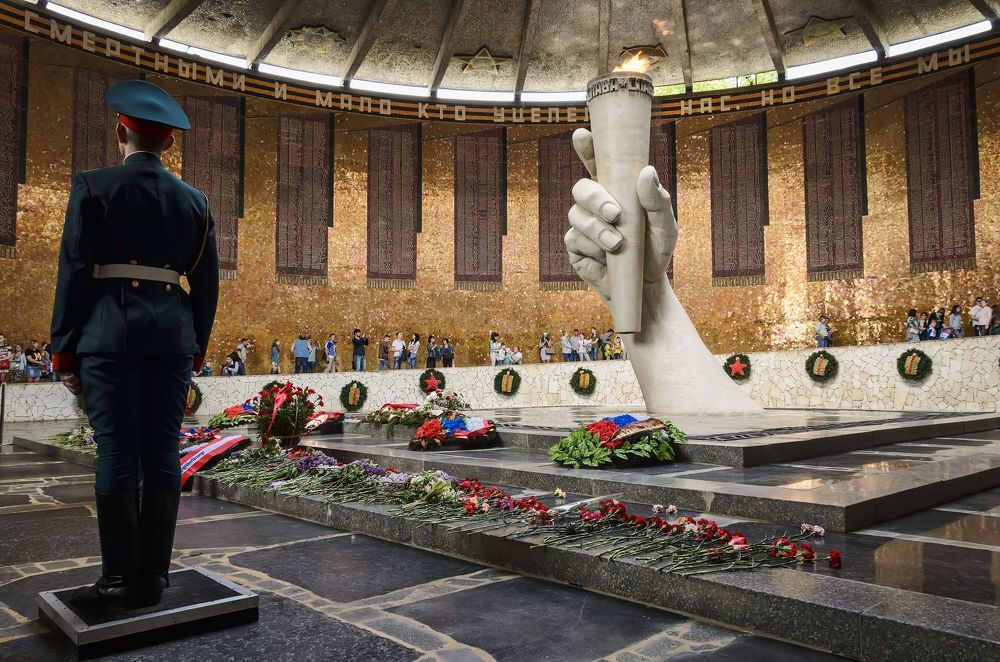 СМЕНА ПОЧЁТНОГО КАРАУЛА В ЗАЛЕ ВОИНСКОЙ СЛАВЫ.