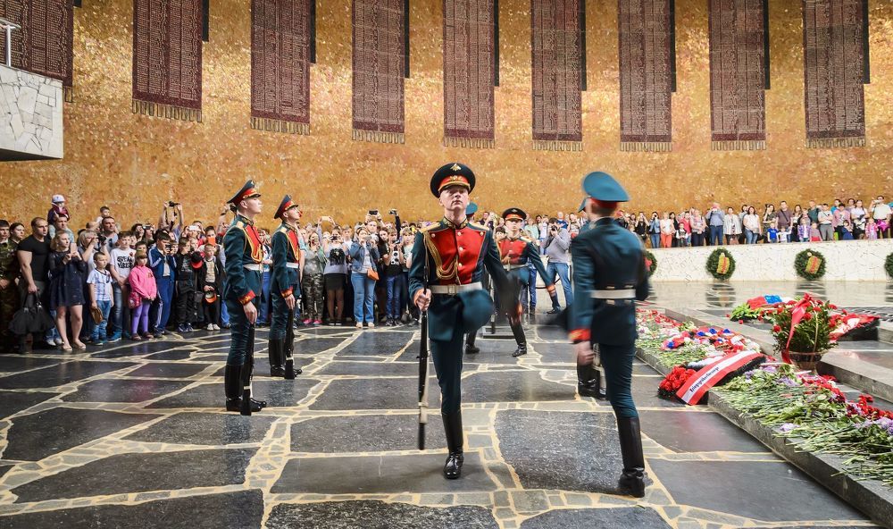 СМЕНА ПОЧЁТНОГО КАРАУЛА В ЗАЛЕ ВОИНСКОЙ СЛАВЫ.