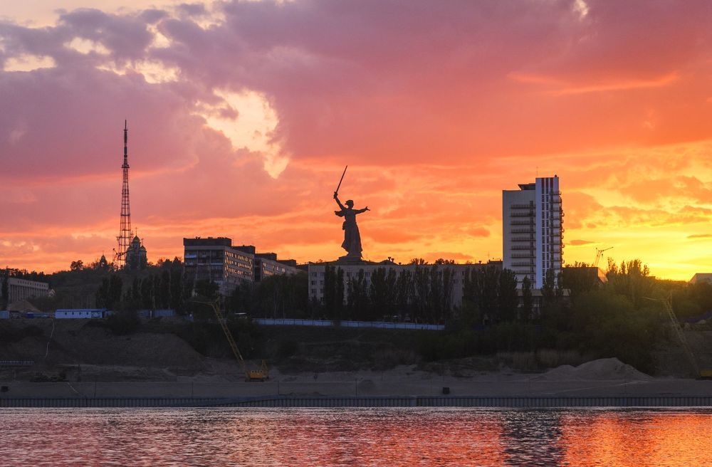 К пылавшим знамёнам небес Волгограда.