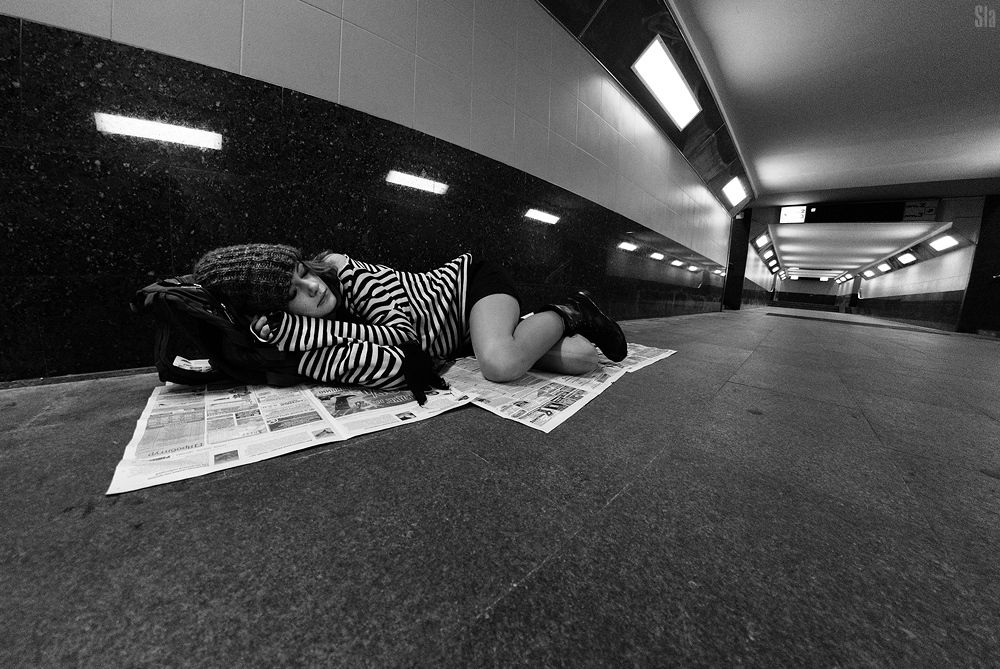 А у кошки четыре ноги, А сзади у ней длинный хвост. А ты трогать её не моги За её малый рост, малый рост.