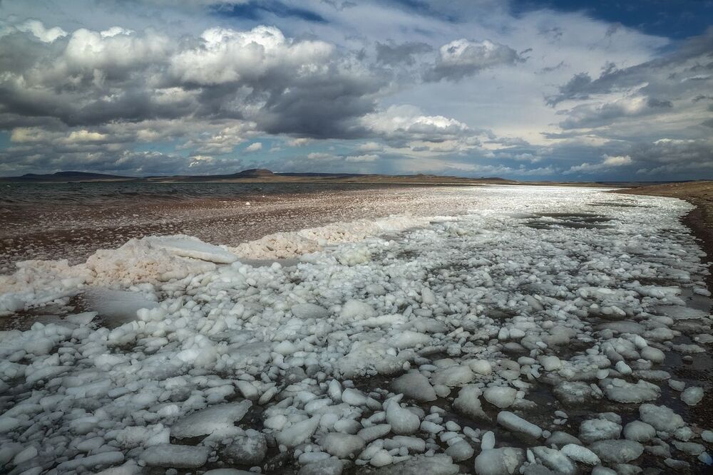небо практически касалось воды, волны ходили как на море, и даже были чайки