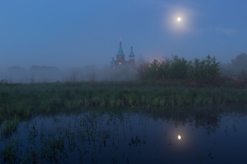 Про луну, туманный рассвет и церквушку