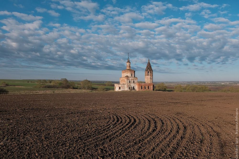 Утро на вспаханом поле у старой заброшенной церкви.