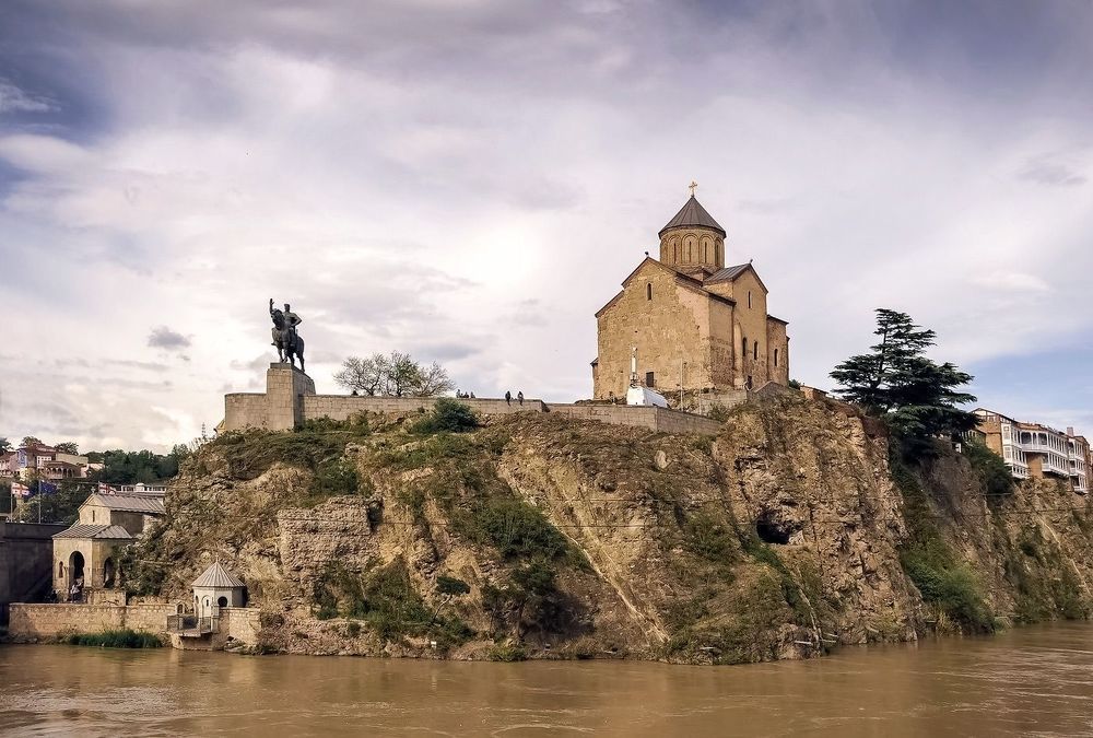 Храм Метехи и бронзовая конная статуя основателя города Вахтанга Горгасали на берегу Куры. Тбилиси.