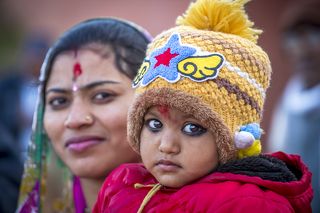 Его автор – канадский архитектор иранского происхождения Фариборз Сабха был вдохновлён проектом всемирно известного Сиднейского оперного театра. Некоторые элементы дизайна этих двух известнейших произведений мировой архитектуры и на самом деле очень похожи.  Храм Лотоса – одно из главных культовых сооружений Бахаи – самой молодой монотеистической религии мира, появившейся в конце XIX века в Персии, в среде ислама шиитского толка. Основателем считается иранский религиозный деятель мирза Хусейн-Али-и-Нури, более известный как Бахаулла. По мнению последователей веры, он является пророком нашего времени. Список предшественников включает Авраама, Моисея, Будду, Заратустру, Кришну, Иисуса Христа и Мухаммеда.