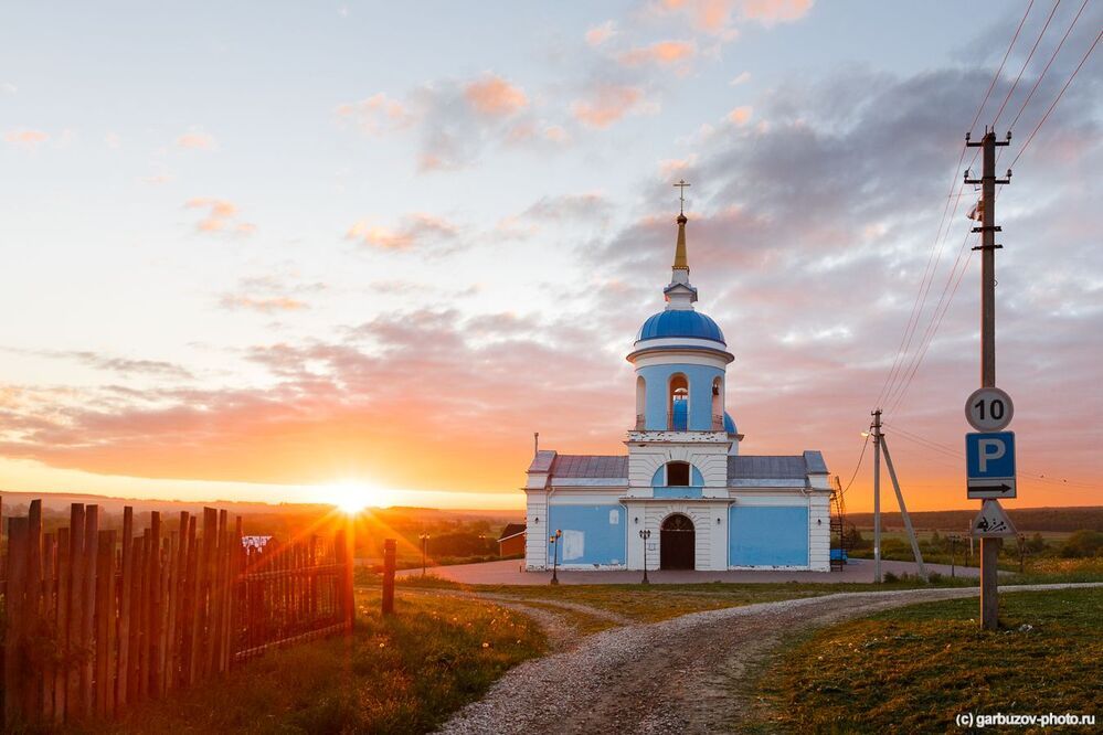 Храм в солнечном свете