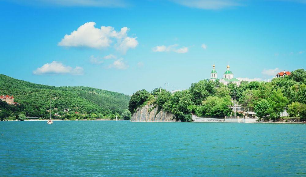 Летний день на озере Абрау.