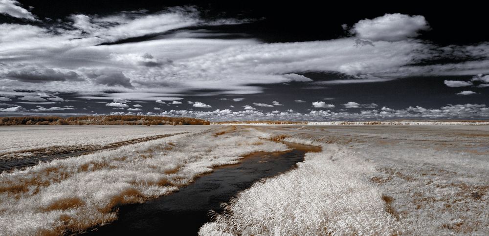 Маленькая речка под большим небом. Инфракрасная фотография.