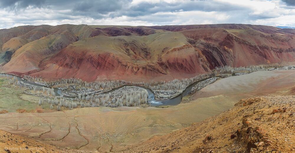 Для археологов в этих местах настоящий рай. В этих "морщинах" прошлого - складках, породах, курганах найдено много различного материала, обозначенного разными эпохами и культурами...