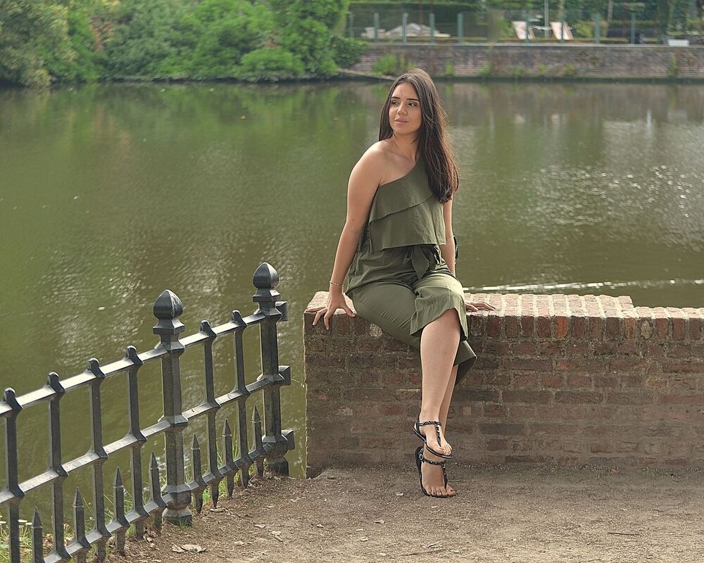 Girls on the waterfront