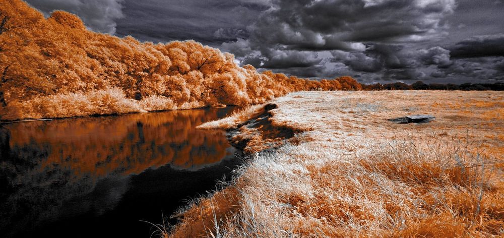 Отражения в пасмурном штиле. Инфракрасная фотография.