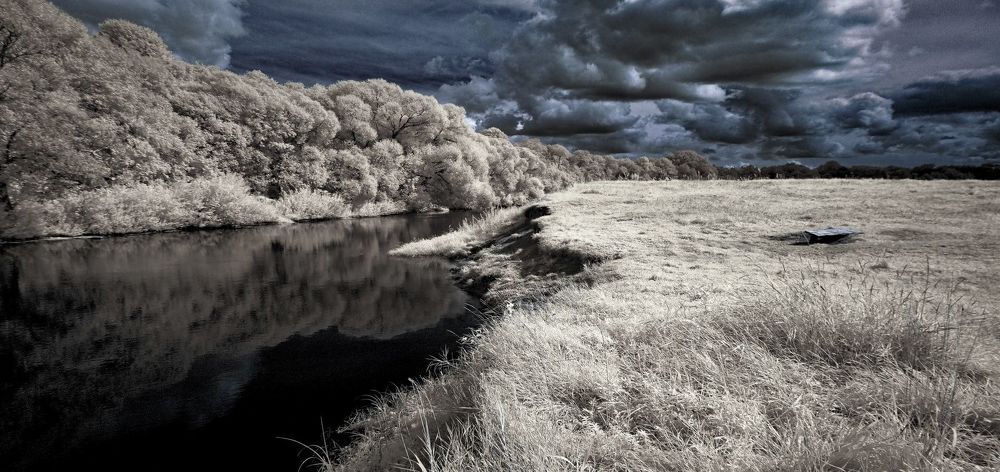 Отражения в пасмурном штиле. Инфракрасная фотография.