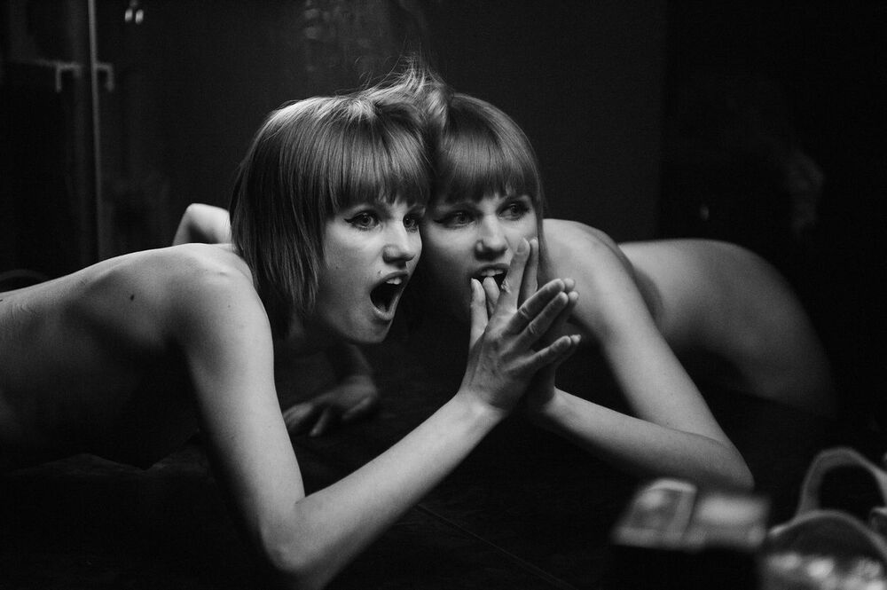 1. "Без головы" 2. "В Сан-Марино" 3. "Hot" 4. "Ню" 5. "Знак" 6. "Фотограф" 7. "Про свет" 8. "В Сан-Марино" 9. "Дождь" 10. "Дерево-пирамида"