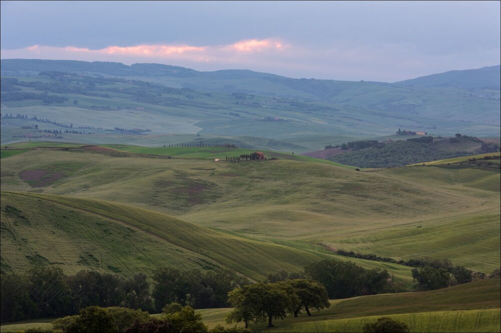Долина D Orcia серым утром