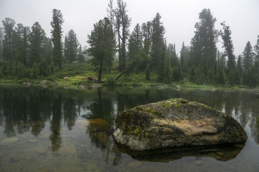 С видом на зарезервированное место фотохудожников. Там снимаются классические фото озера на фоне пика Звездный и пика Птица