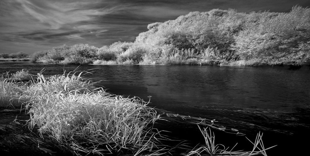 Сезон быстрой воды. Инфракрасная фотография.