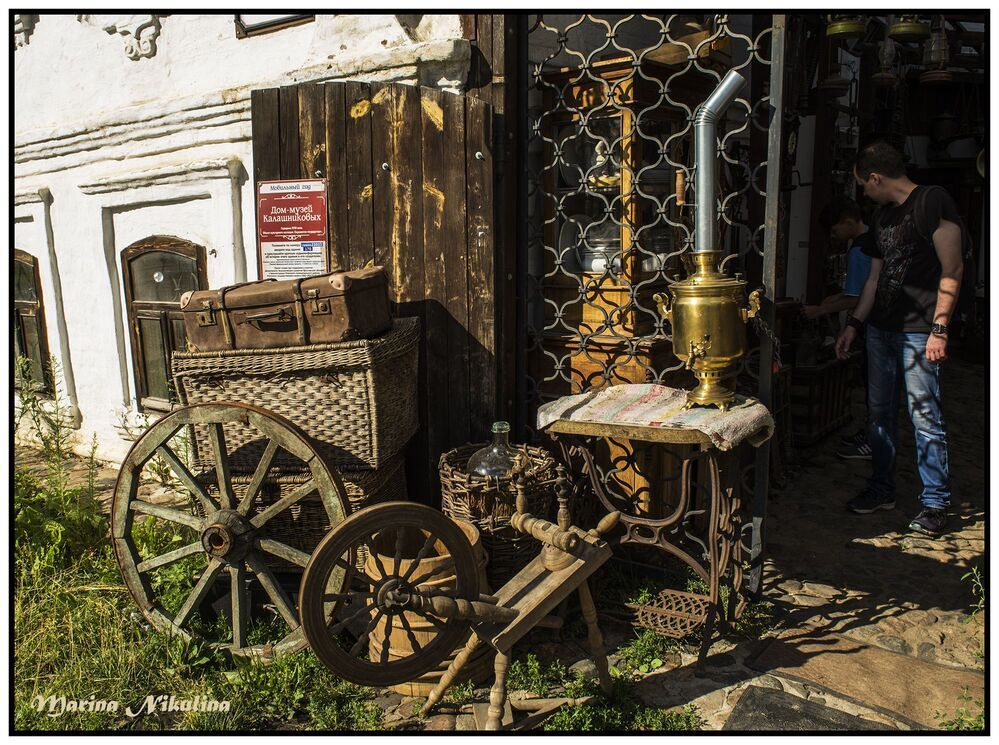 В лавке старьевщика.