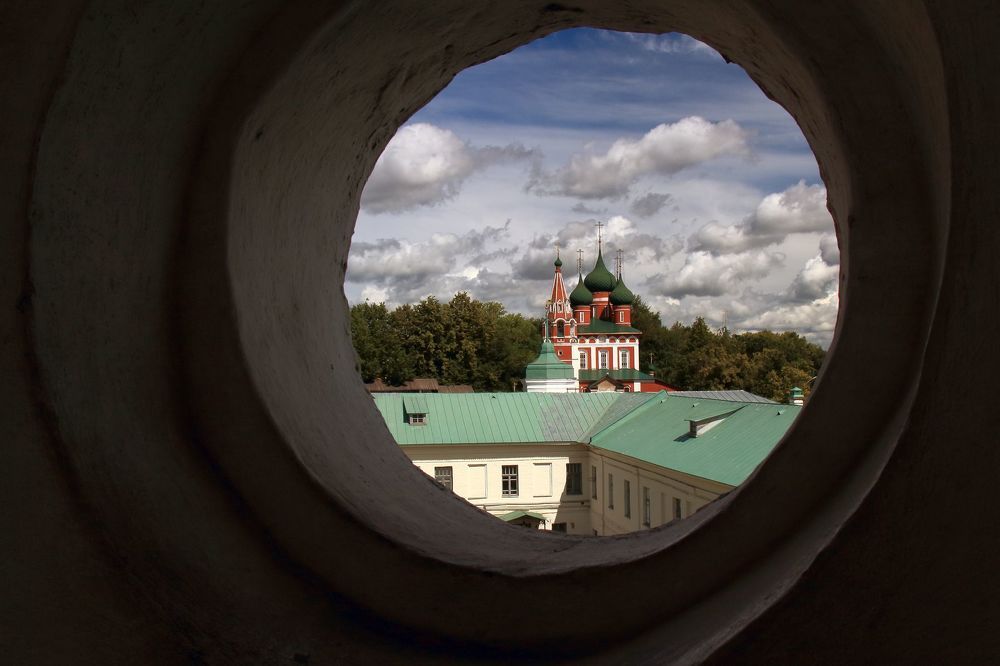 Сквозь толщу монастырских стен