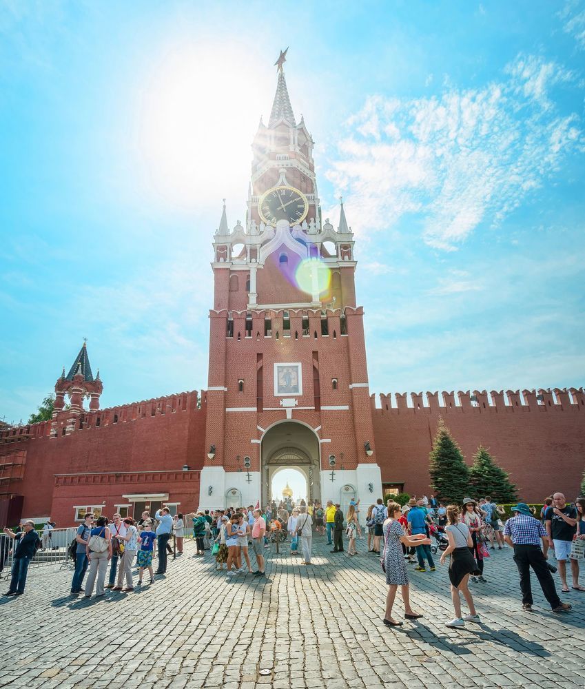 Вид на Спасскую башню.