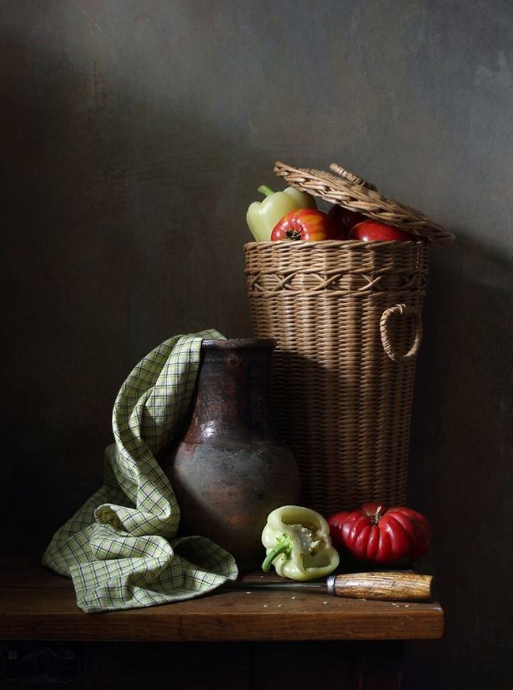 Корзина с овощами и крынка