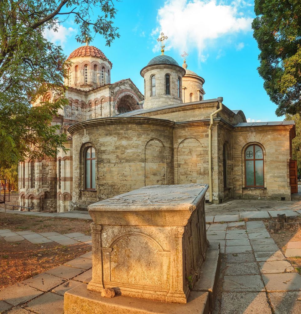 Старинное греческое надгробие.