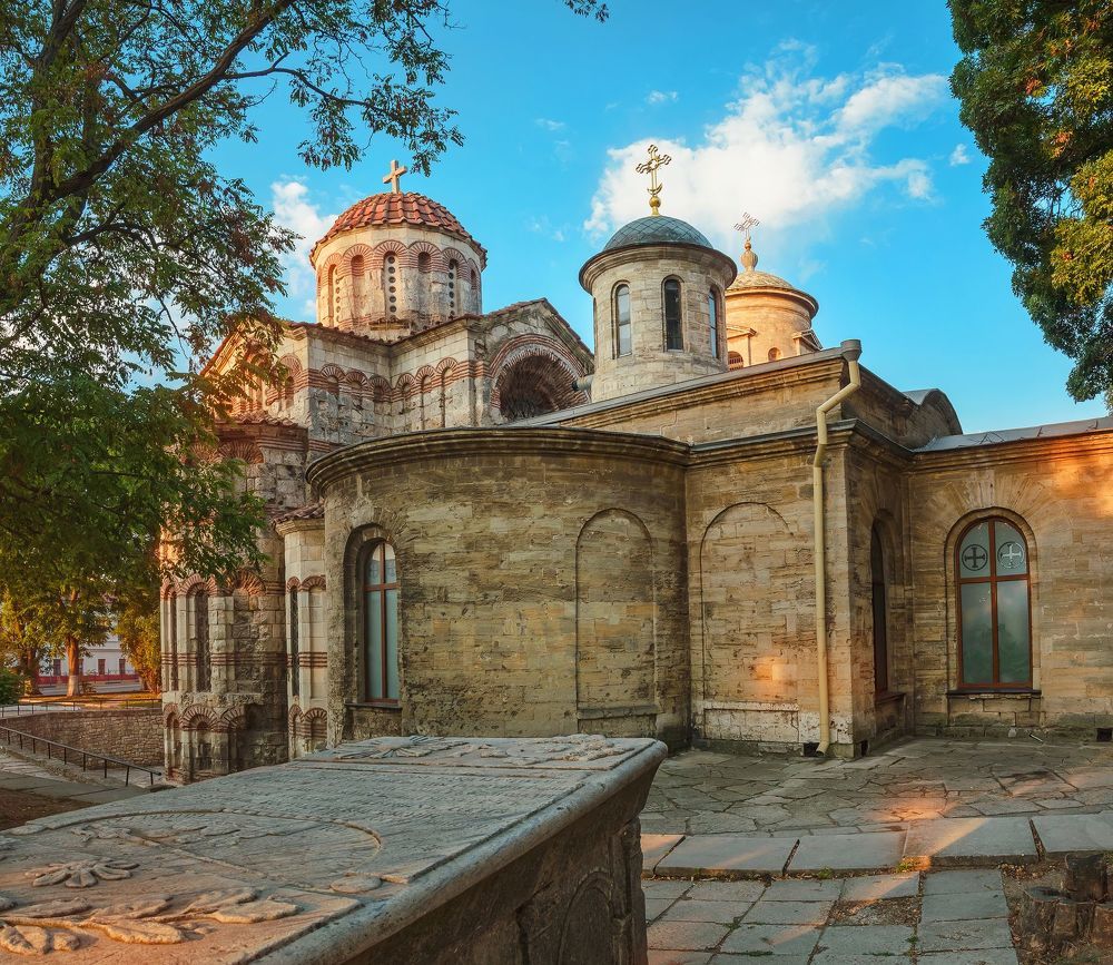 Старинное греческое надгробие.