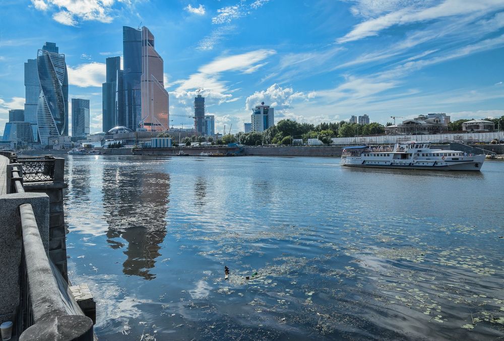 ПРО СИНИЕ ПОЛДНИ МОСКВЫ.