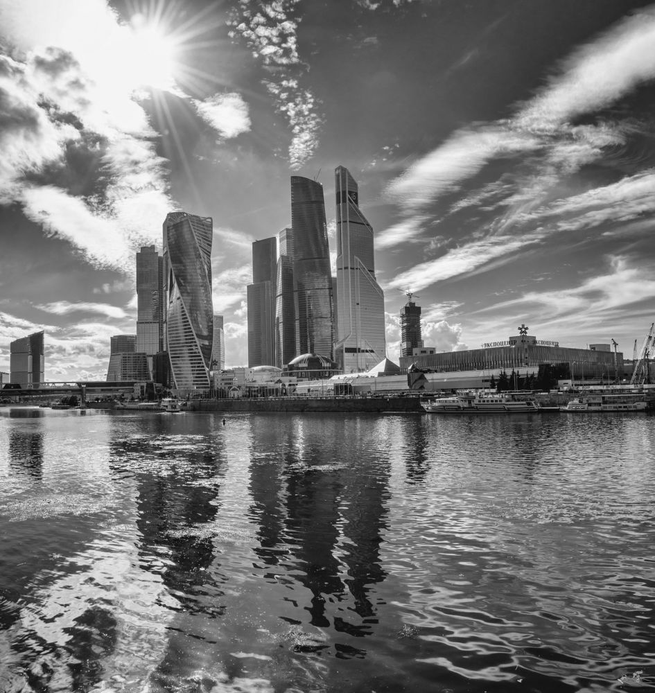 ПРО СИНИЕ ПОЛДНИ МОСКВЫ.