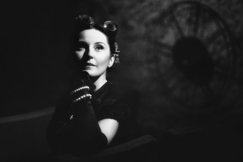 Model: @Retro Lady in Black 
Mua/Hair: Retro Lady in Black 
Dress: Retro Lady in Black 
Place: @Stare Kino &bdquo;Cinema Residence&rdquo;
Zdjęcie powstało podczas Warsztat&oacute;w Fotografii Artystycznej z @Lena Błachowicz Portrait organizowanych przez Fundację @Via Art