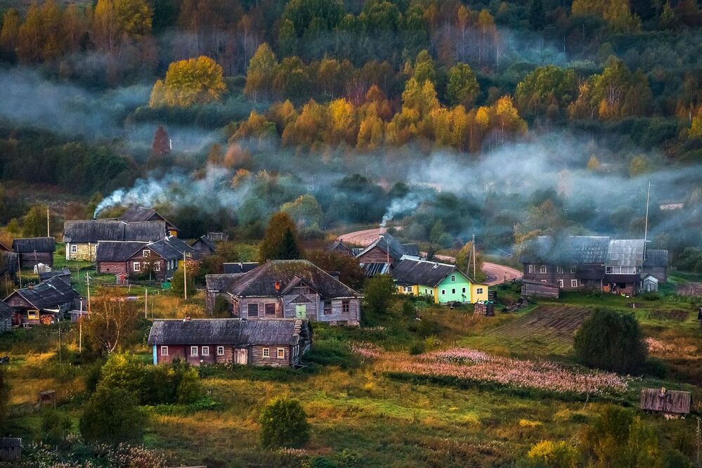 Туман и дым из труб домов. На снимке дома из вепсской деревни Васильевская.