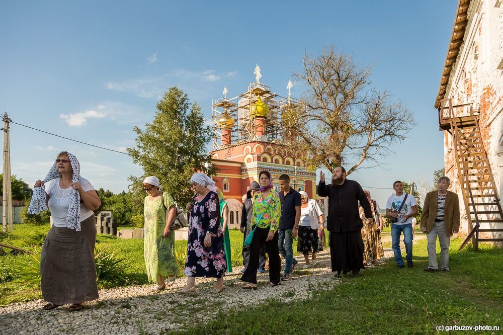Монахи, прихожане и коты